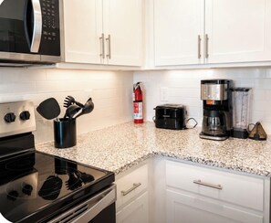 Cafetière-théière, réfrigérateur, four à micro-ondes, un four