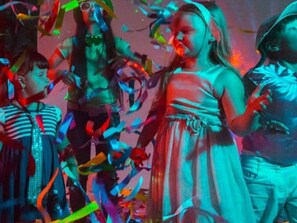 A group of people at a party with colorful confetti in the air. - Cozy mobile home, pets welcome - 4 guests (Biville-sur-Mer)