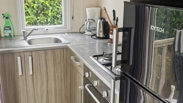 Geladeira, micro-ondas, cafeteira/chaleira