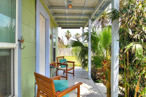 1940s Old Town Beach Cabana Steps from Alister | Sleeps 2