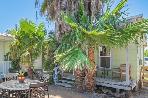 1940s Old Town Beach Cabana Steps from Alister | Sleeps 2