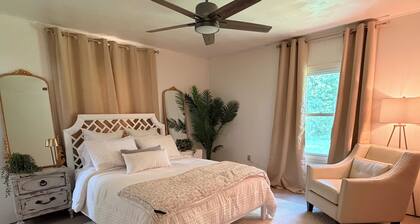 Cozy Cottage on 12 tranquil acres in Wright City, Mo. Minutes to wedding venues!