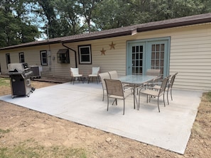 Outdoor dining - Cozy Cottage on 9 tranquil acres in Wright City, Mo. Minutes to wedding venues! (Wright City)