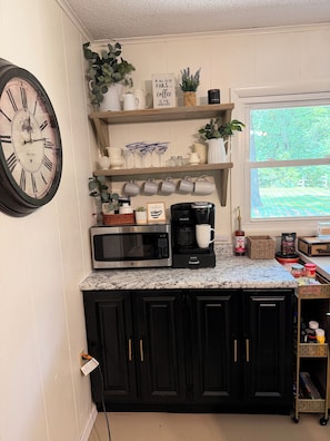 Coffee/tea maker, fridge, microwave, oven - Cozy Cottage on 9 tranquil acres in Wright City, Mo. Minutes to wedding venues! (Wright City)