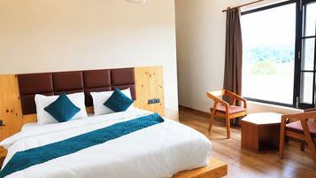 Hypo-allergenic bedding, desk, soundproofing, free WiFi
