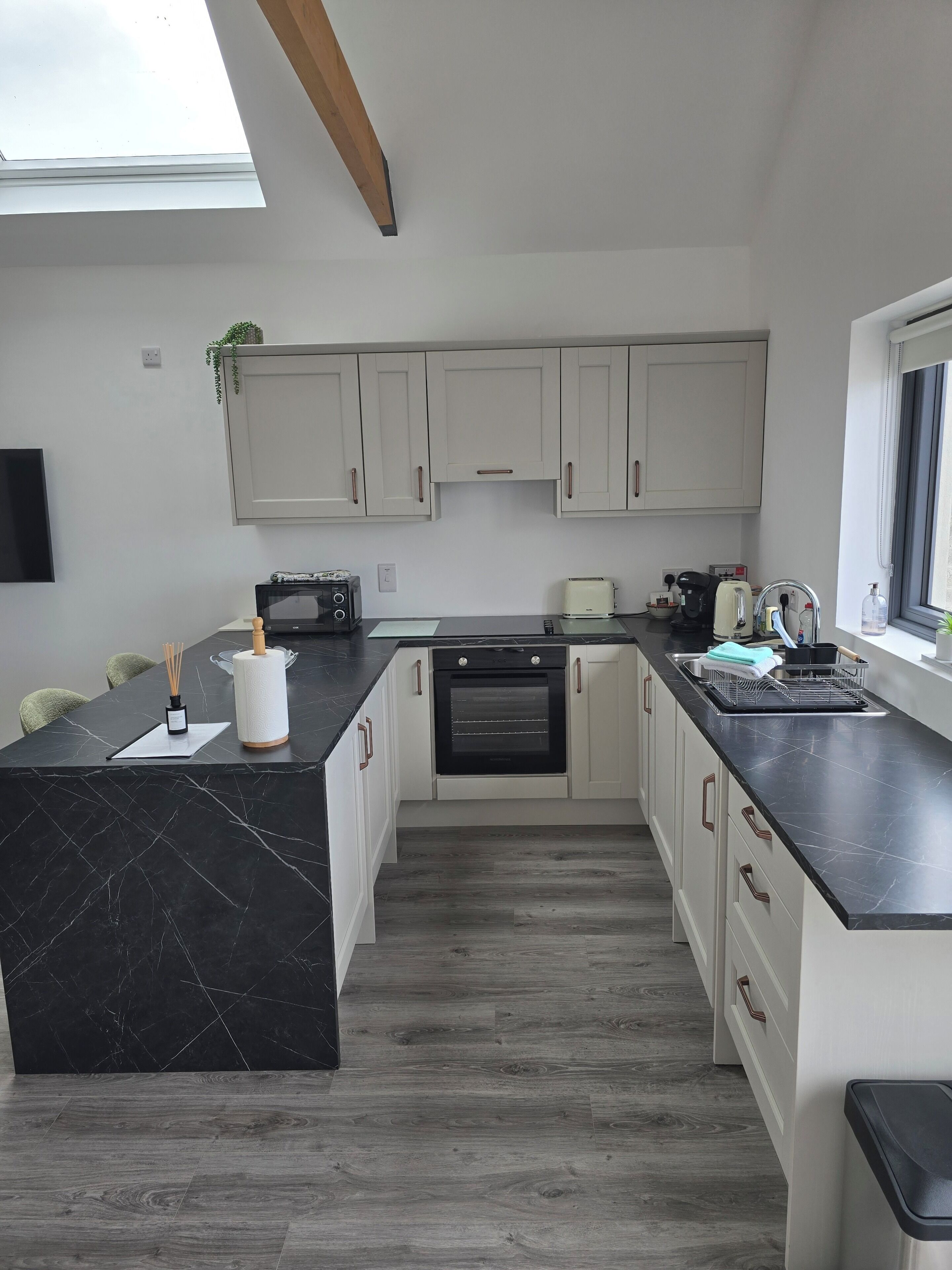 Coffee/tea maker, fridge, microwave, oven