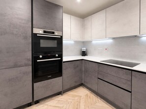 House | 1 bedroom, Internet - Modern 1BR - Sleeps 4 - Free Parking - Manchester (Manchester)