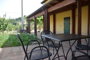Classic Triple Room, Patio | Outdoor dining - Agriturismo Arona (SPERLINGA (EN))