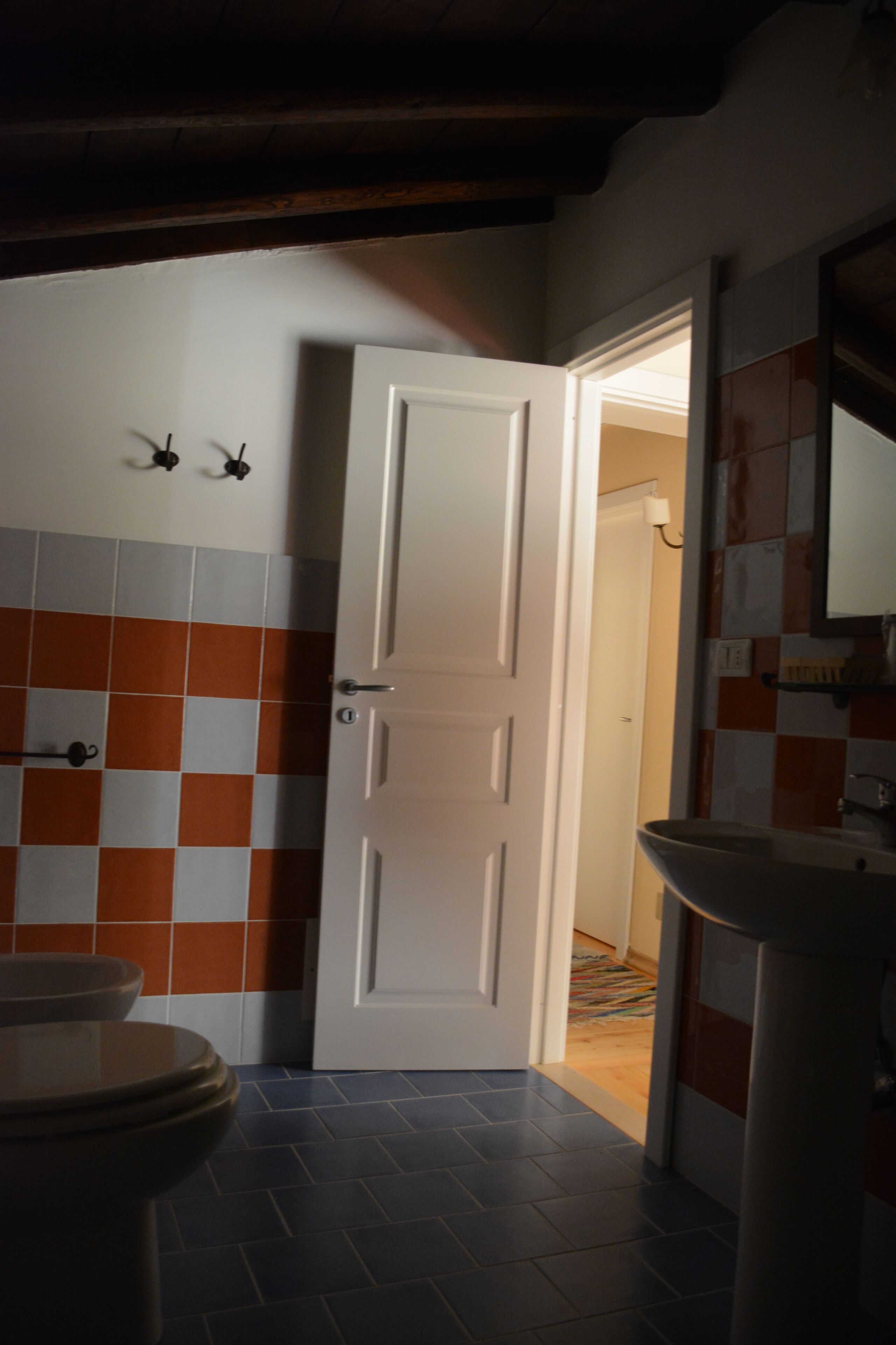 Camera Basic con letto matrimoniale o 2 letti singoli | Bagno | Asciugacapelli, asciugamani, sapone, shampoo