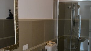 A bathroom with a sink, toilet, and shower. - Agriturismo Arona (Aidone)