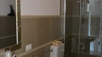 Habitación básica con 1 cama matrimonial o 2 individuales | Baño | Secadora de cabello, toallas, jabón, shampoo