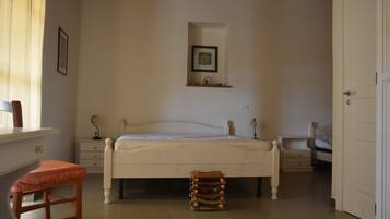 Chambre triple classique, patio | Bureau, accès au Wi-Fi (inclus)