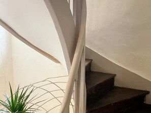 Eine Treppe mit weißen Geländern und einem dunklen Holzstufen.