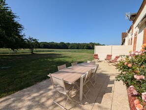 Outdoor dining - Peaceful cottage between fields and forests - 6 guests (Gidy)