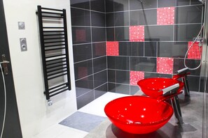 Douche, sèche-cheveux, papier toilette