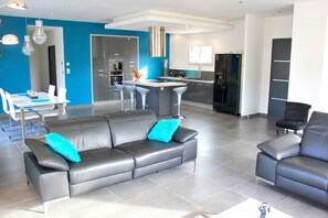 Living area - Villa with a 12x5 Heated Infinity Pool in the "Triangle d'Or" of the Périgord Noir (Allas-les-Mines)