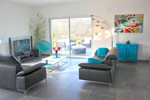 Living area - Villa with a 12x5 Heated Infinity Pool in the "Triangle d'Or" of the Périgord Noir (Allas-les-Mines)
