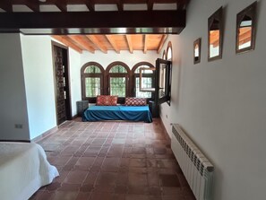 A room with a bed, a radiator, and a window with a view. - Charming house with pool - 6 guests (Granada)