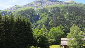 A mountain landscape with a house in the foreground. - Spacious apartment mountain view - 6 guests (Les Contamines-Montjoie)