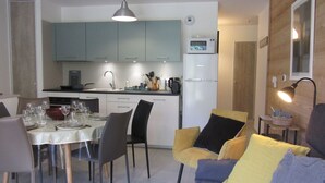 A compact living space with a dining area, kitchen, and seating area. - Spacious apartment mountain view - 6 guests (Les Contamines-Montjoie)