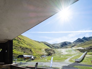 Eine Seilbahnstation mit freiem Blick auf die umliegende Berglandschaft.
