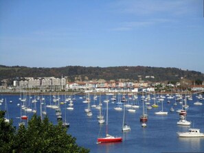 A marina with numerous sailboats and yachts, a coastal town in the background, and a hilly landscape. - Charming apartment near the port - 6 guests (Hendaye)