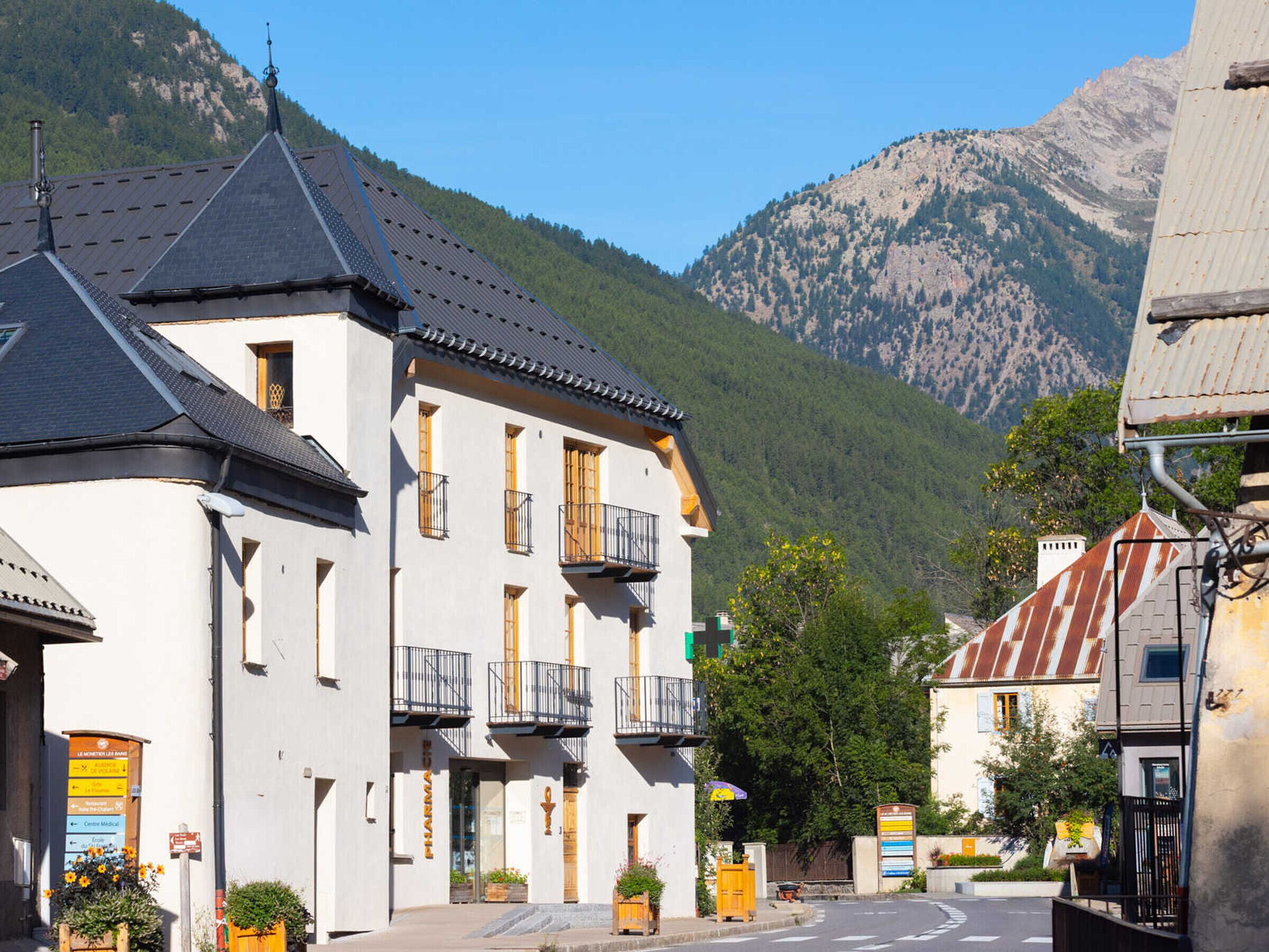 Ein Gebäude im traditionellen Baustil, mit einem Balkon und einem Schild, das ein medizinisches Zentrum anzeigt.