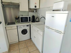 Wasserkocher mit Kaffee-/Teezubehör, Kühlschrank, Mikrowelle