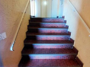 Eine Treppe mit sechseckischen Fliesen auf den Stufen.