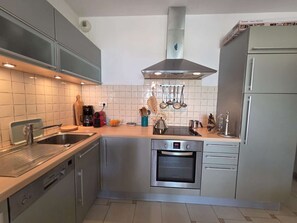 Coffee/tea maker, fridge, stovetop, dishwasher - Apartment with sea view - 4 guests (Lumio)