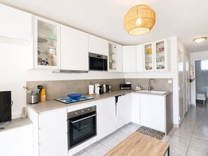 Fridge, microwave, dishwasher - Apartment with marina view - 6 guests (Sète)