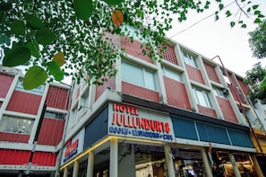 A hotel named 'Hotel Jullundur18' with a sign indicating rooms, restaurant, and cafe. - Hotel Jullundur 18 (Chandigarh)