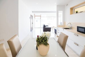 Eine moderne Küche mit integriertem Mikrowellenherd, Spüle und einem Fenster über der Arbeitsfläche.