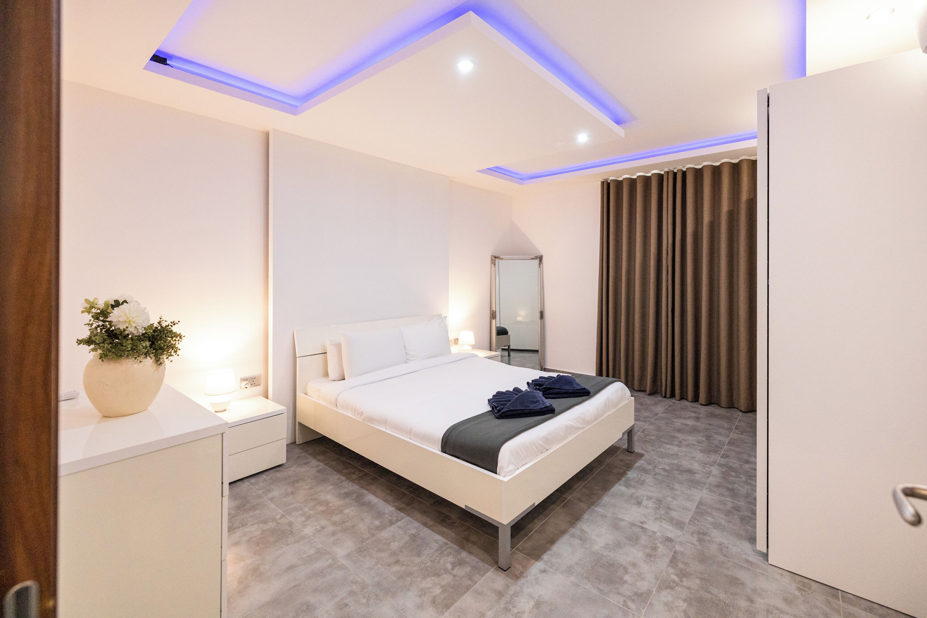 2 habitaciones, tabla de planchar con plancha y wifi gratis 