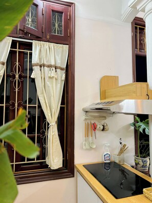 Quarto quádruplo família, sacada | Cozinha privada | Geladeira, micro-ondas, cooktop, talheres/pratos/utensílios de cozinha