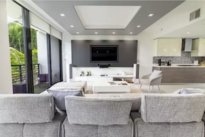 Smart TV - Minutes to the Beach 4BR Modern Luxury and Walk to Bal Harbour (Bay Harbor Islands)