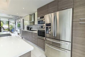 Wasserkocher mit Kaffee-/Teezubehör, Kühlschrank, Mikrowelle, Ofen