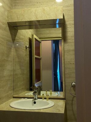 Suite Junior, vista mare | Bagno | Pantofole