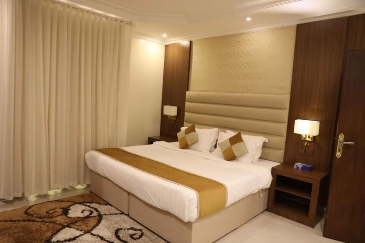 Deluxe Double Room | Blackout curtains, iron/ironing board, free WiFi
