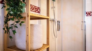 Dusche, Haartrockner, Bidet, Handtücher