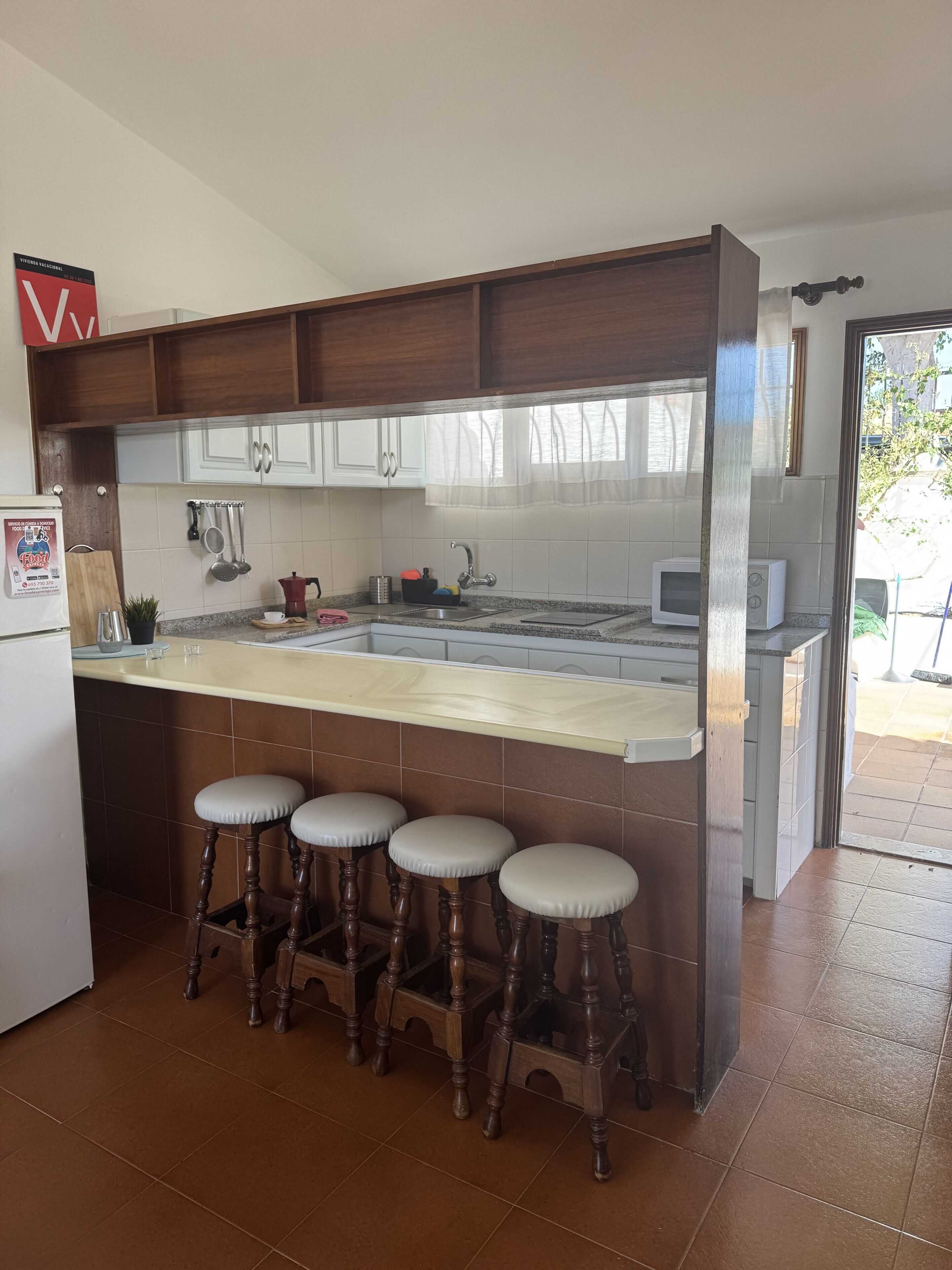 Réfrigérateur, micro-ondes, plaque de cuisson, lave-vaisselle