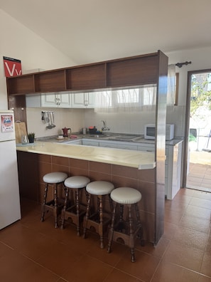 Réfrigérateur, micro-ondes, plaque de cuisson, lave-vaisselle