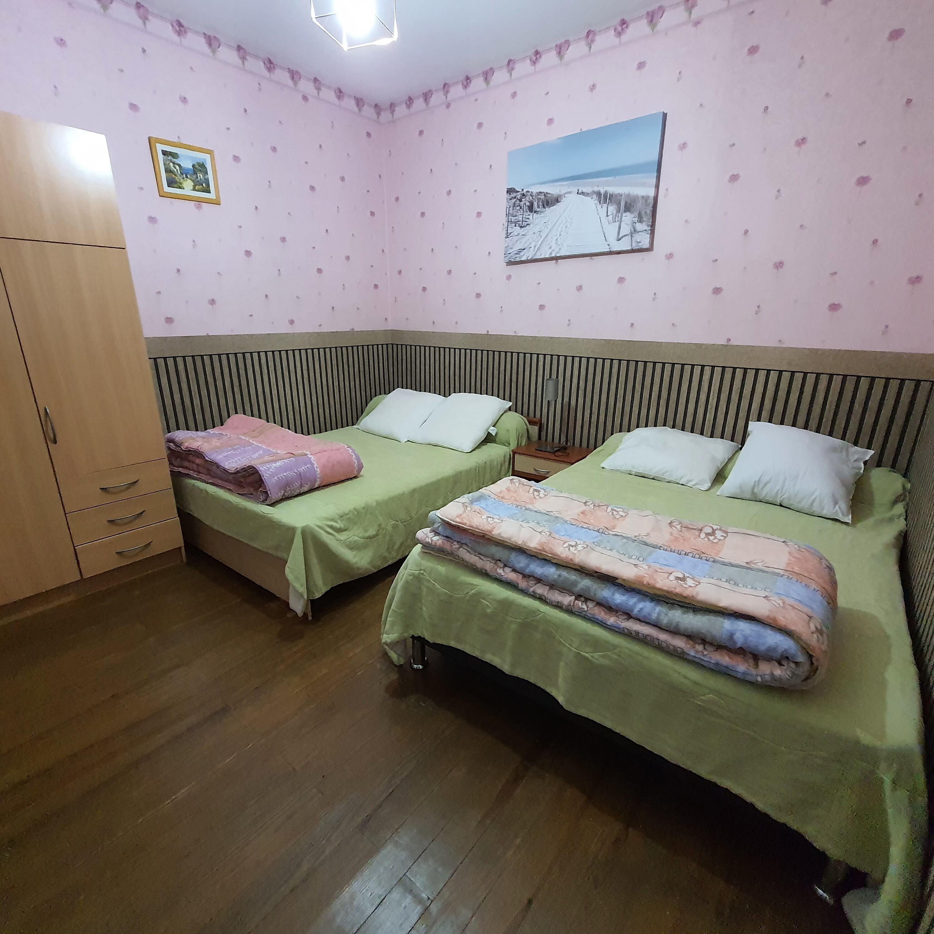 1 chambre, fer et planche à repasser