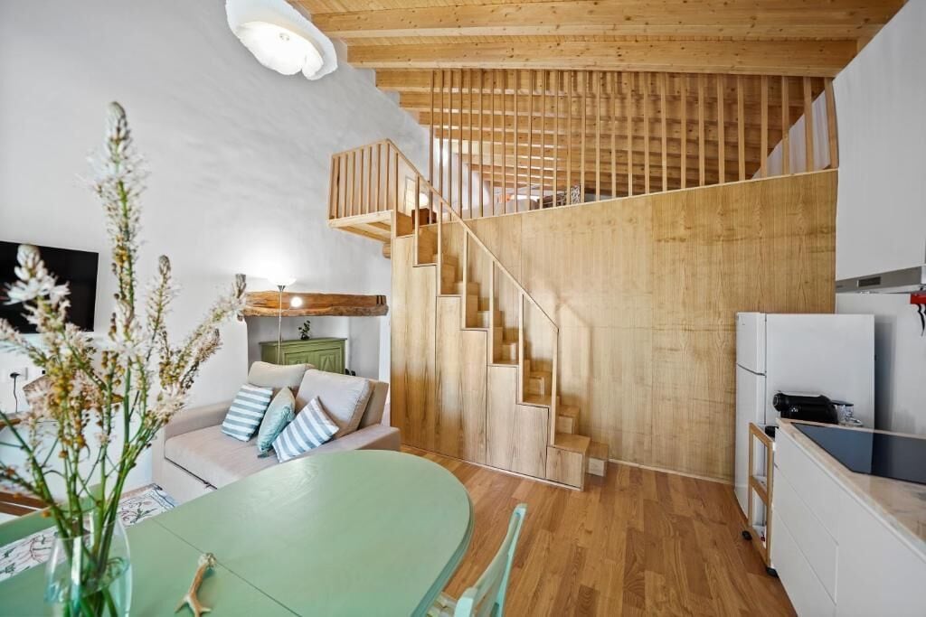 Klassiek appartement, balkon, uitzicht op bergen | Woonruimte | Speelgoed en een printer