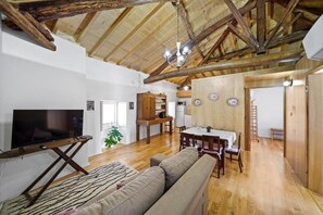Classic-Apartment, Balkon, Bergblick | Wohnbereich