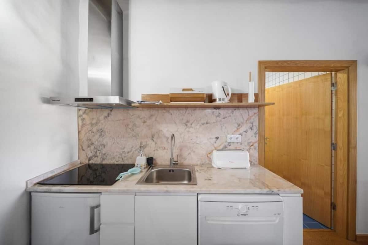Refrigerador, microondas, placa de cocina, lavavajillas