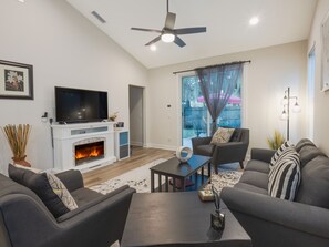 Fernseher, Kamin, Tischtennisplatte, Bücher