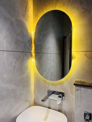 Phòng Deluxe, quang cảnh thành phố | Phòng tắm | Buồng tắm vòi sen, đồ dùng nhà tắm miễn phí, khăn tắm, xà phòng 