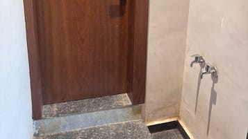 Suihku, ilmaiset hygieniatuotteet, pyyhkeet, saippua