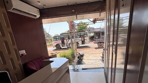 Zona de recepción con mostrador, asientos y vista a la calle.